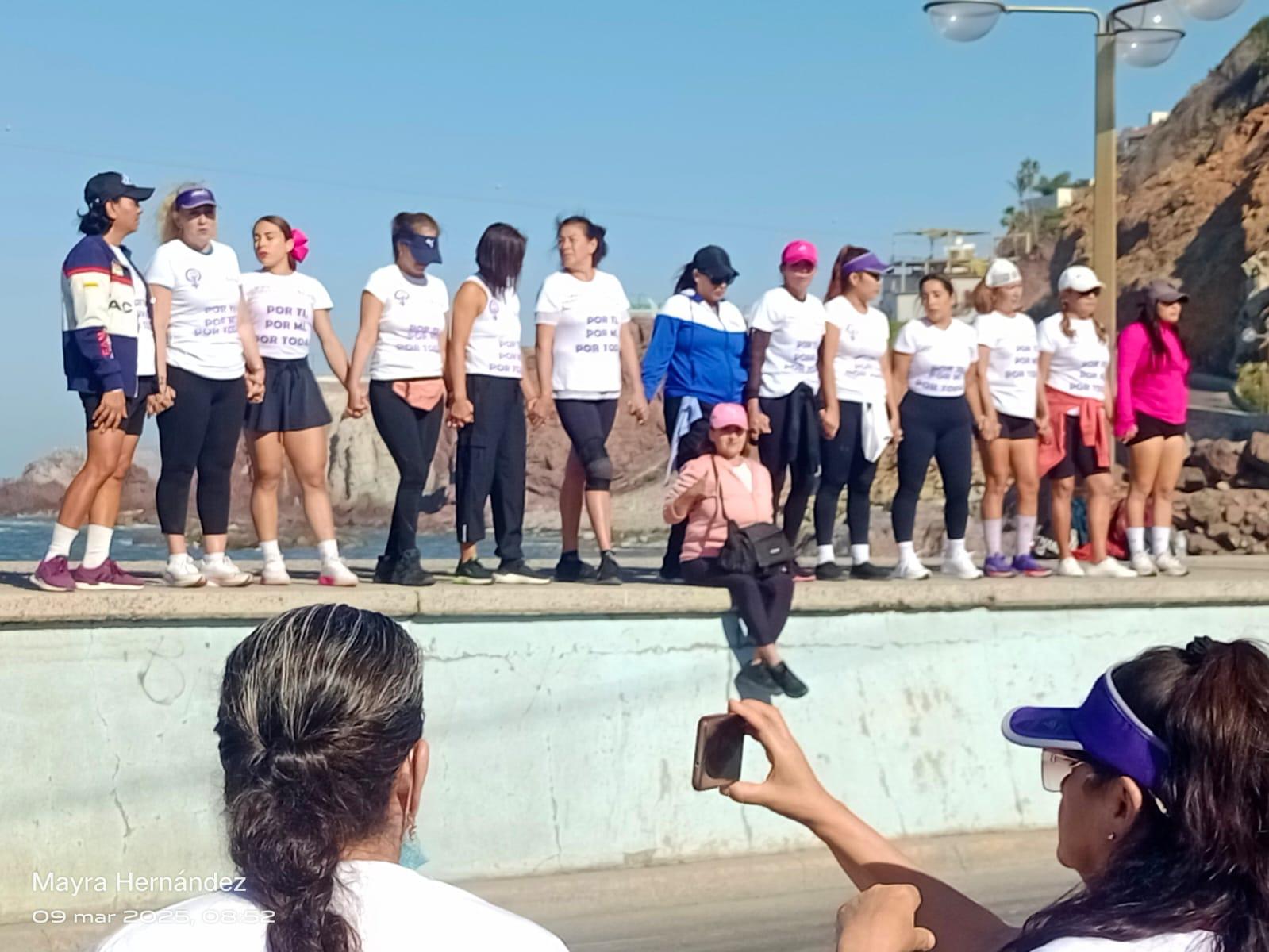 $!Conmemoran Día de la Mujer con Mega Clase en las faldas del Faro Mazatlán
