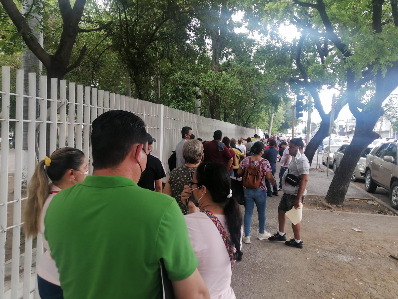 $!En Culiacán, hay largas filas en el Centro Cívico Constitución para vacunarse contra el Covid-19