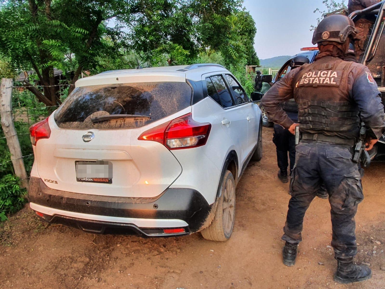 $!Sedena y PEP aseguran fusiles de alto poder, equipo táctico y un vehículo robado, en Alcoyonqui, Culiacán