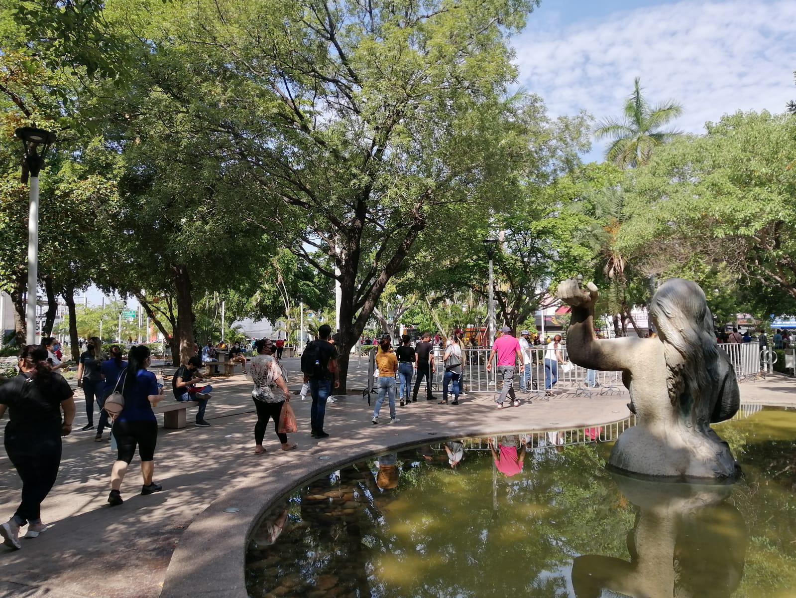 $!Filas de jóvenes rodean el polideportivo JSM en espera de ser vacunados contra Covid