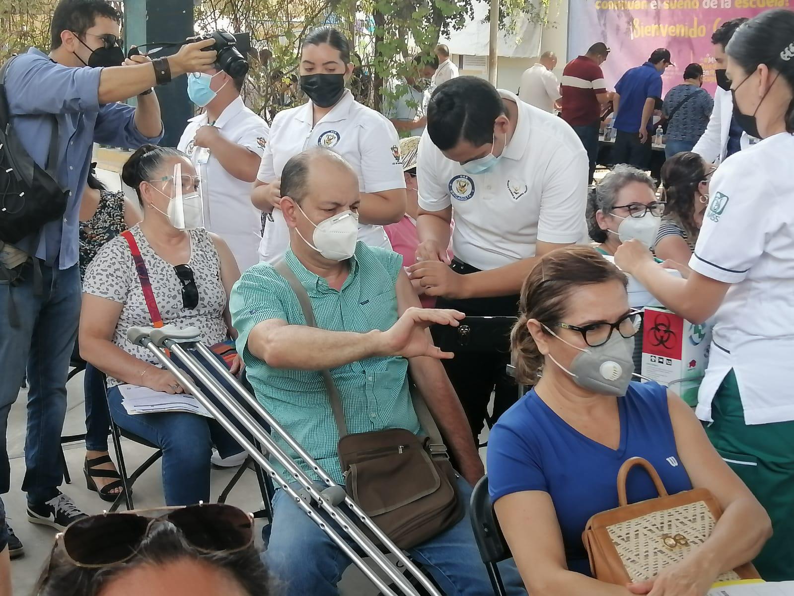 $!‘Ha sido difícil, pero ya tenemos esperanza de regresar a clases pronto’, dice maestra vacunada contra Covid-19