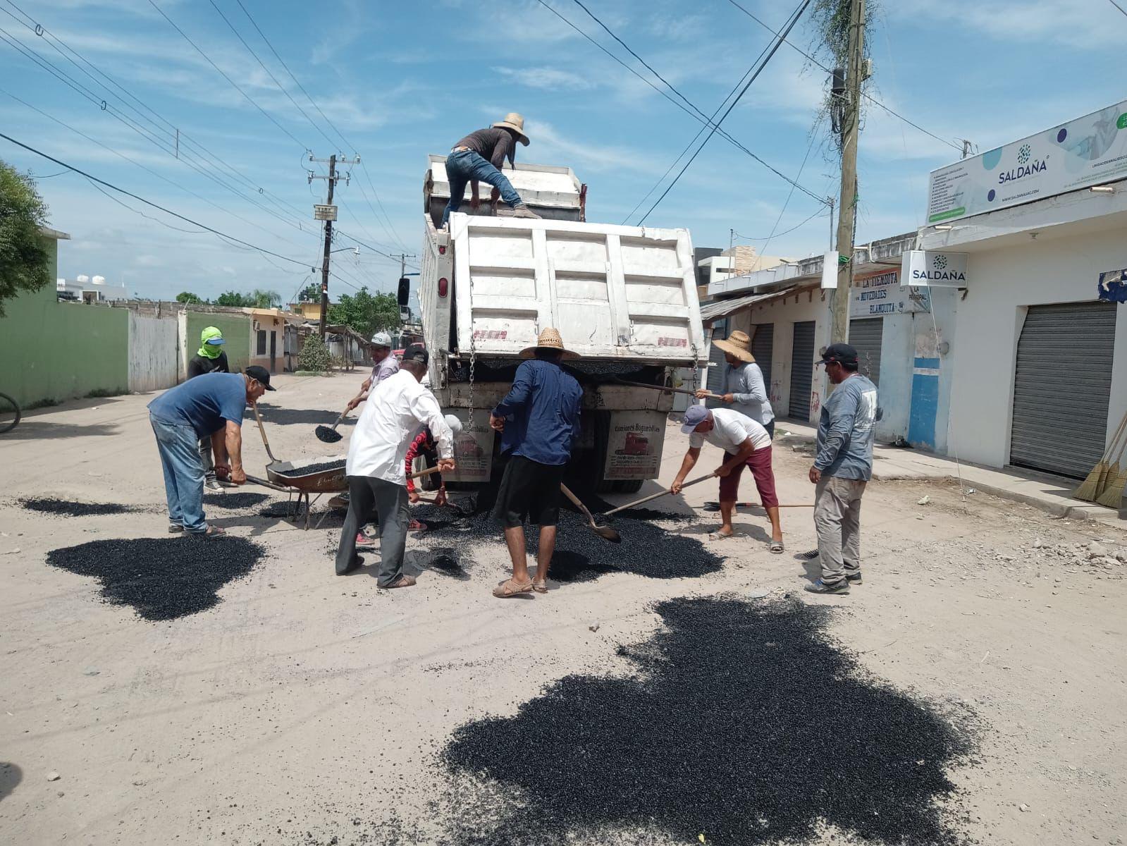 $!Realizan trabajos de bacheo en la calle principal de Isla del Bosque