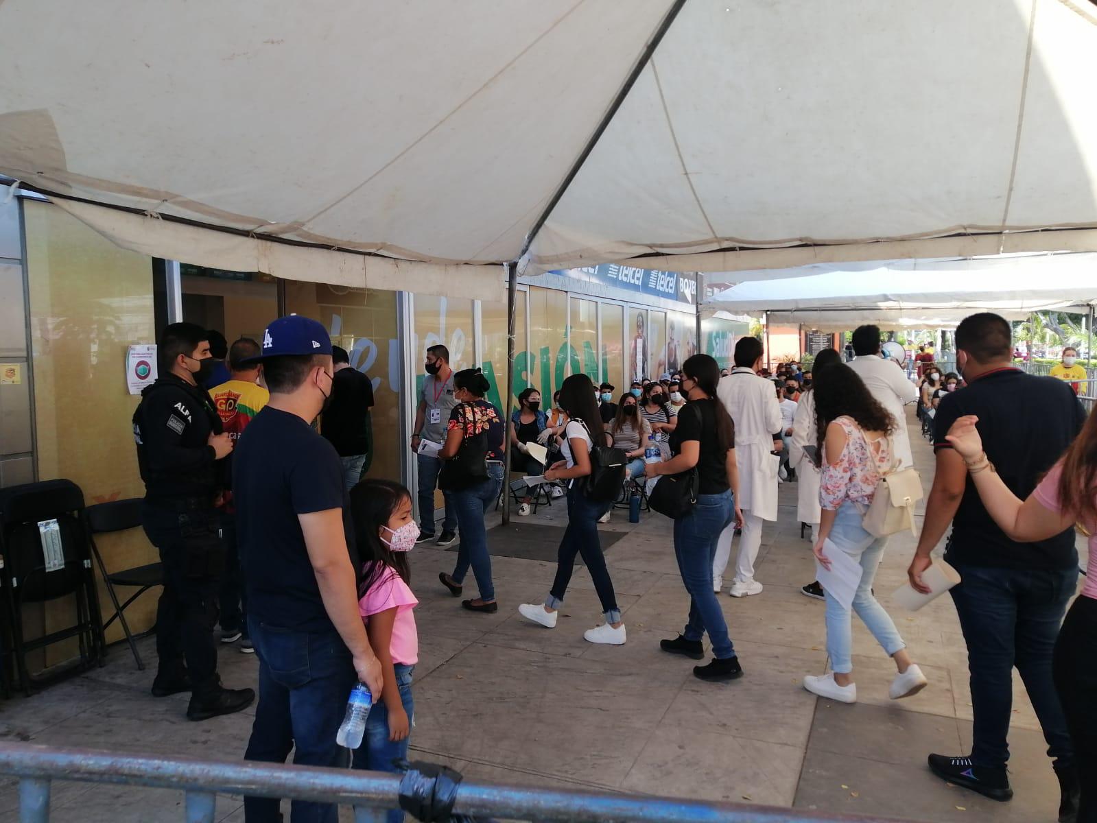 $!Filas de jóvenes rodean el polideportivo JSM en espera de ser vacunados contra Covid