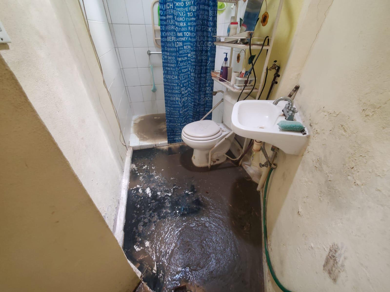 $!Cada que llueve, vecinos del Centro de Mazatlán ven cómo las aguas negras brotan dentro de sus casas