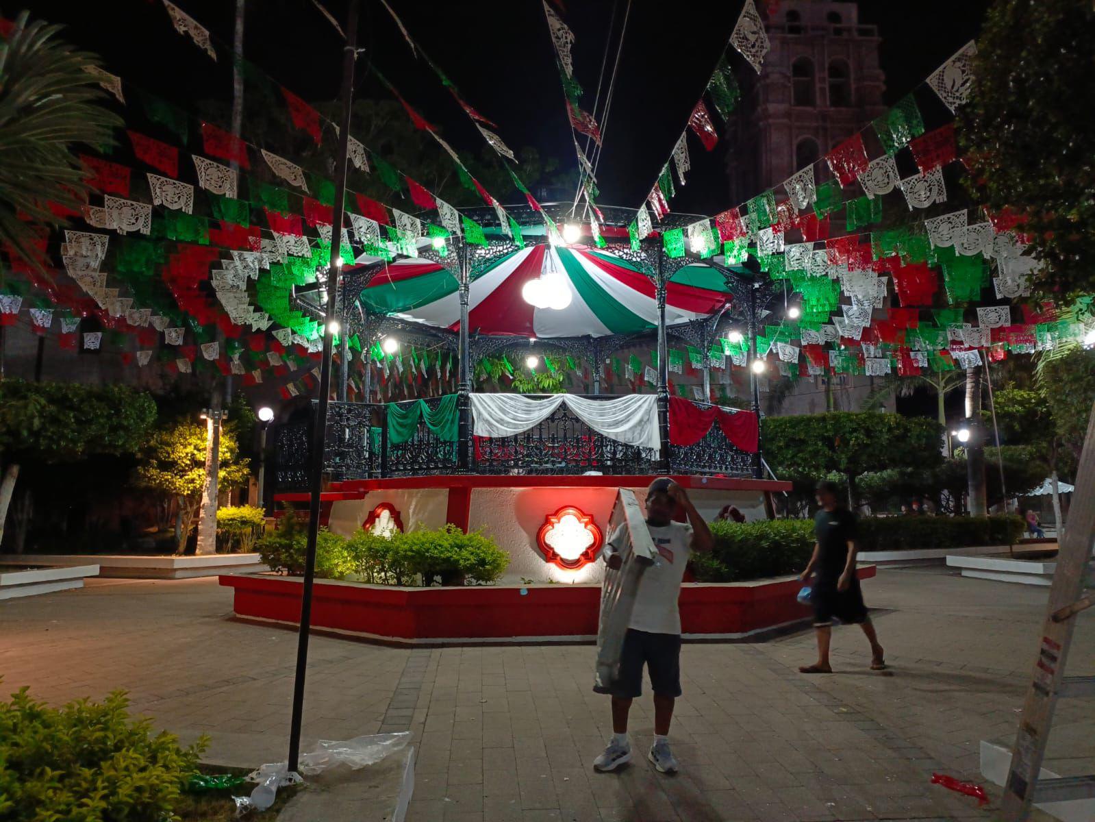 $!Decoración de fiestas patrias en Escuinapa estuvo a cargo de una coordinadora de eventos