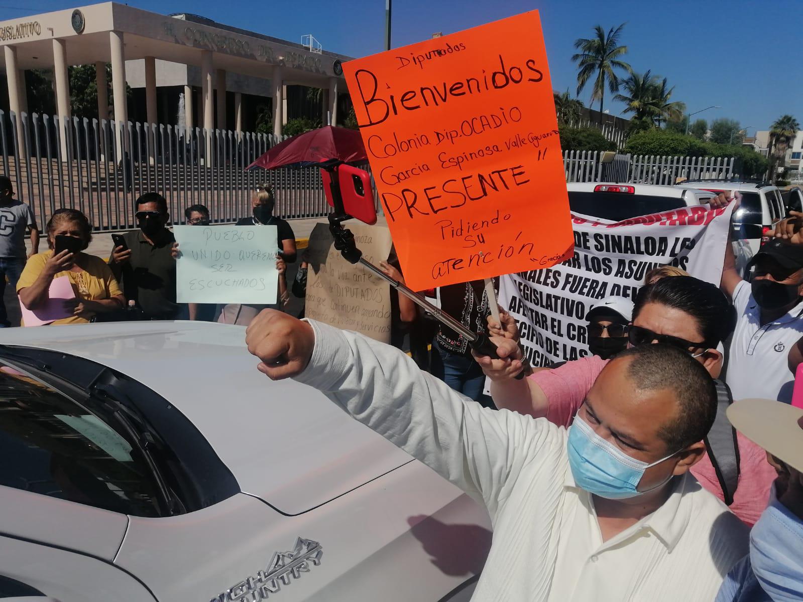 $!Entre manifestantes arriba Rocha Moya al Congreso de Sinaloa, para el inicio de nueva legislatura