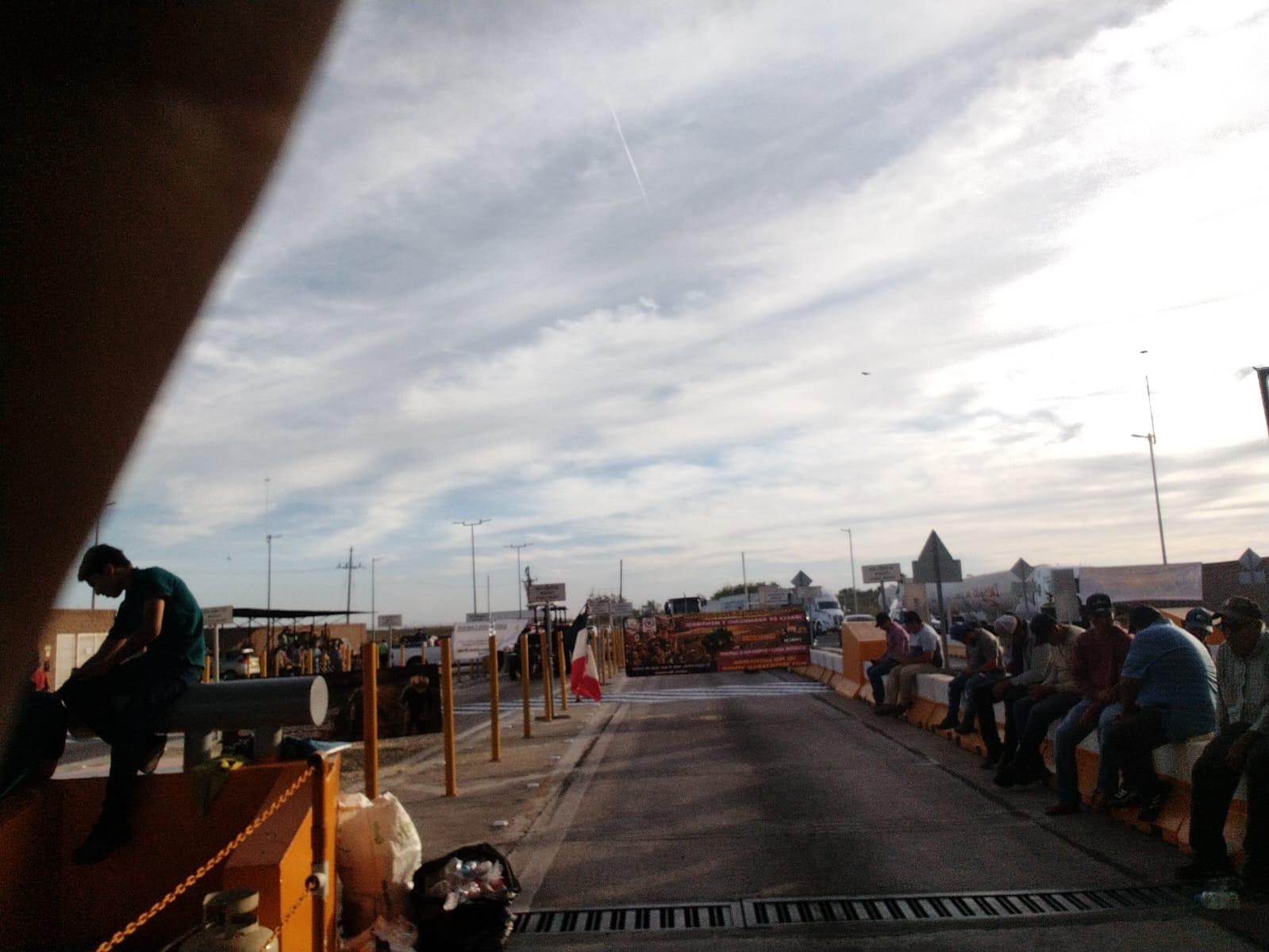 $!Productores y transportistas bloquean totalmente la caseta de El Pisal en Navolato