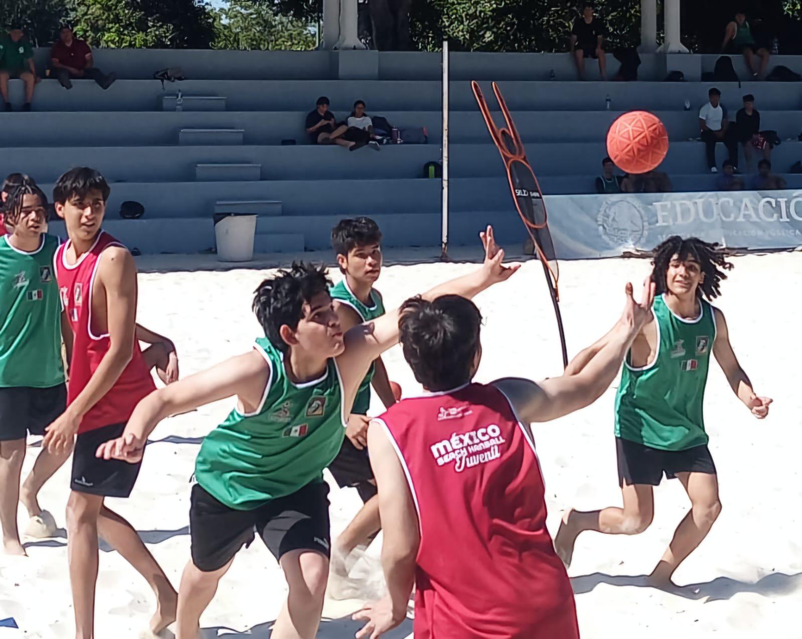 $!Demuestra su valor mazatleco ‘Rive’ Fregoso, en Colima, con la Selección Mexicana de handball de playa