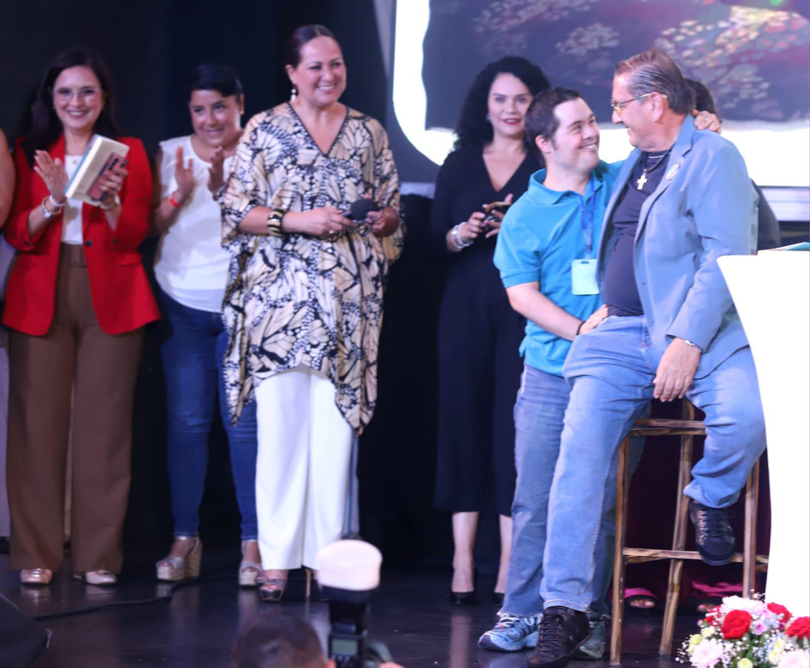 $!Óscar García abraza a su hijo Óscar.