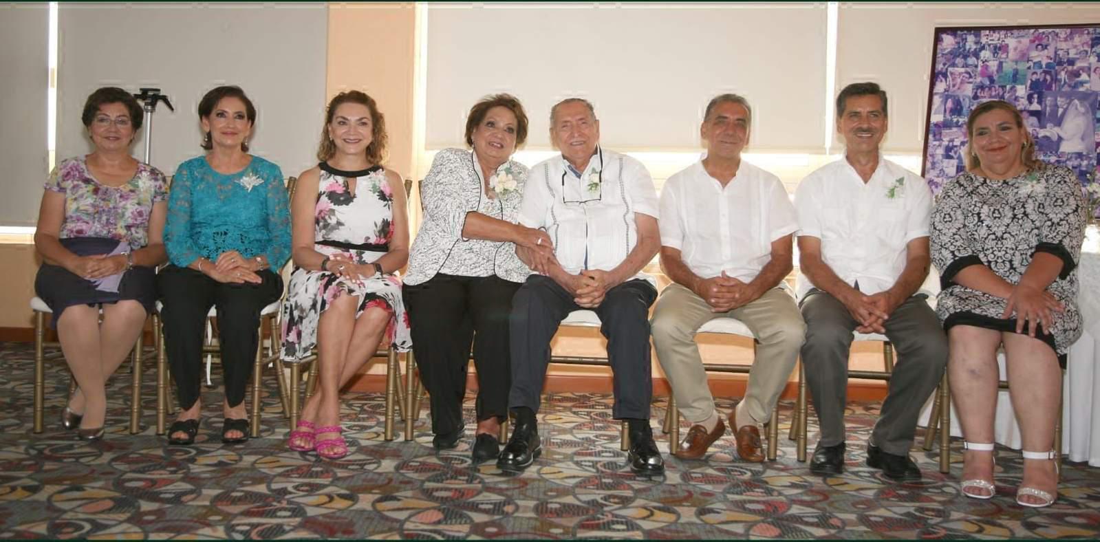 $!La pareja entre sus hijos, Rosa María, Teresa, Lupita, Juan Carlos, Marco Antonio y Alma Delia Hernández Álvarez.