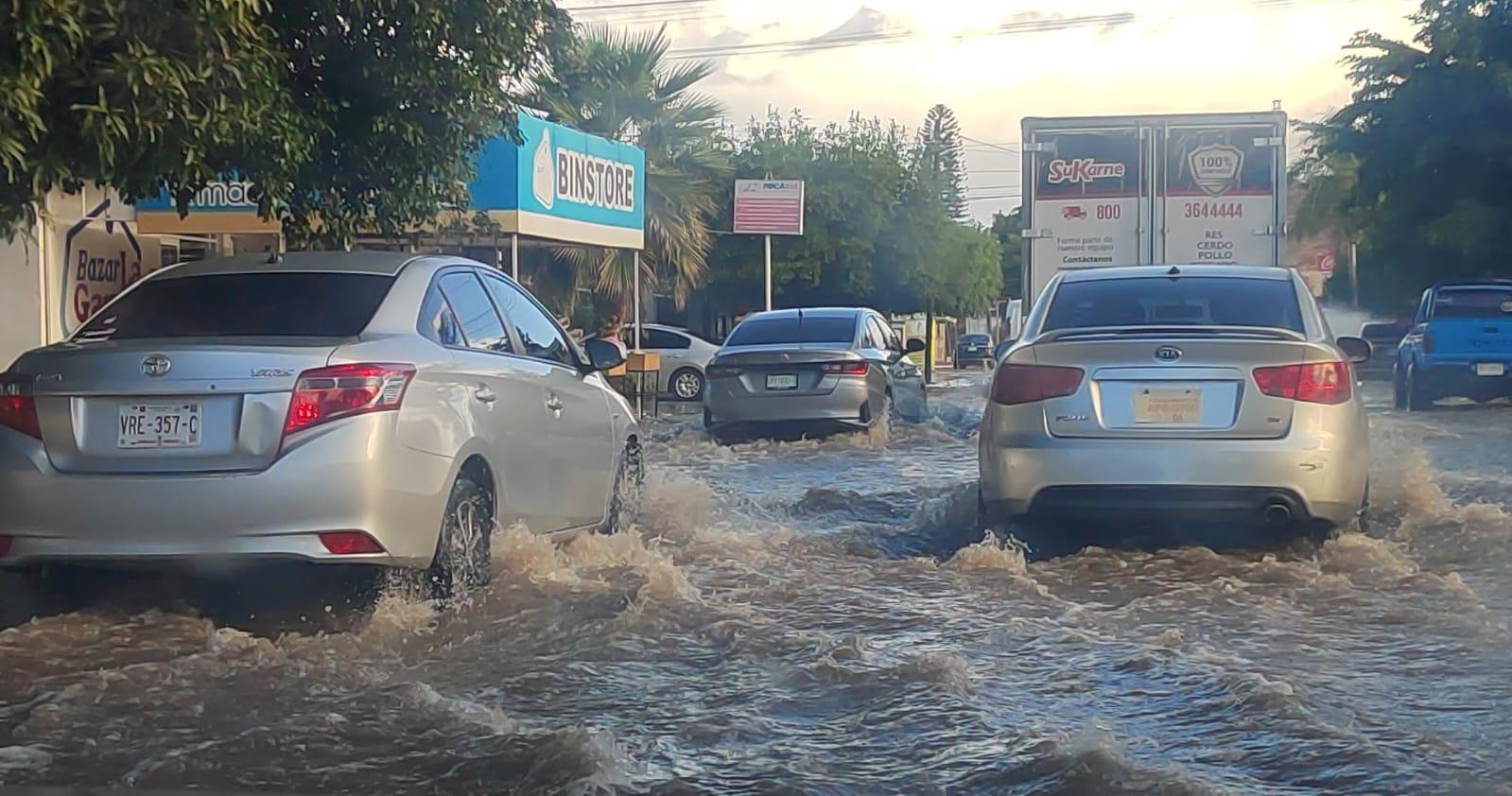 $!Lluvias ahogan vialidades en Los Mochis; basura y obras inconclusas el principal problema