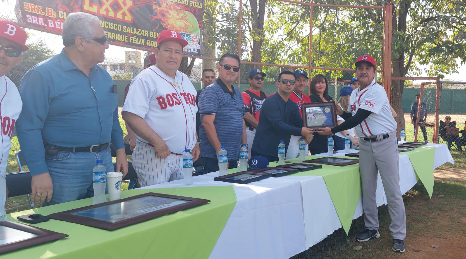 $!La Liga de Tercera Fuerza de softbol del Club Villa Universidad es inaugurada en Culiacán