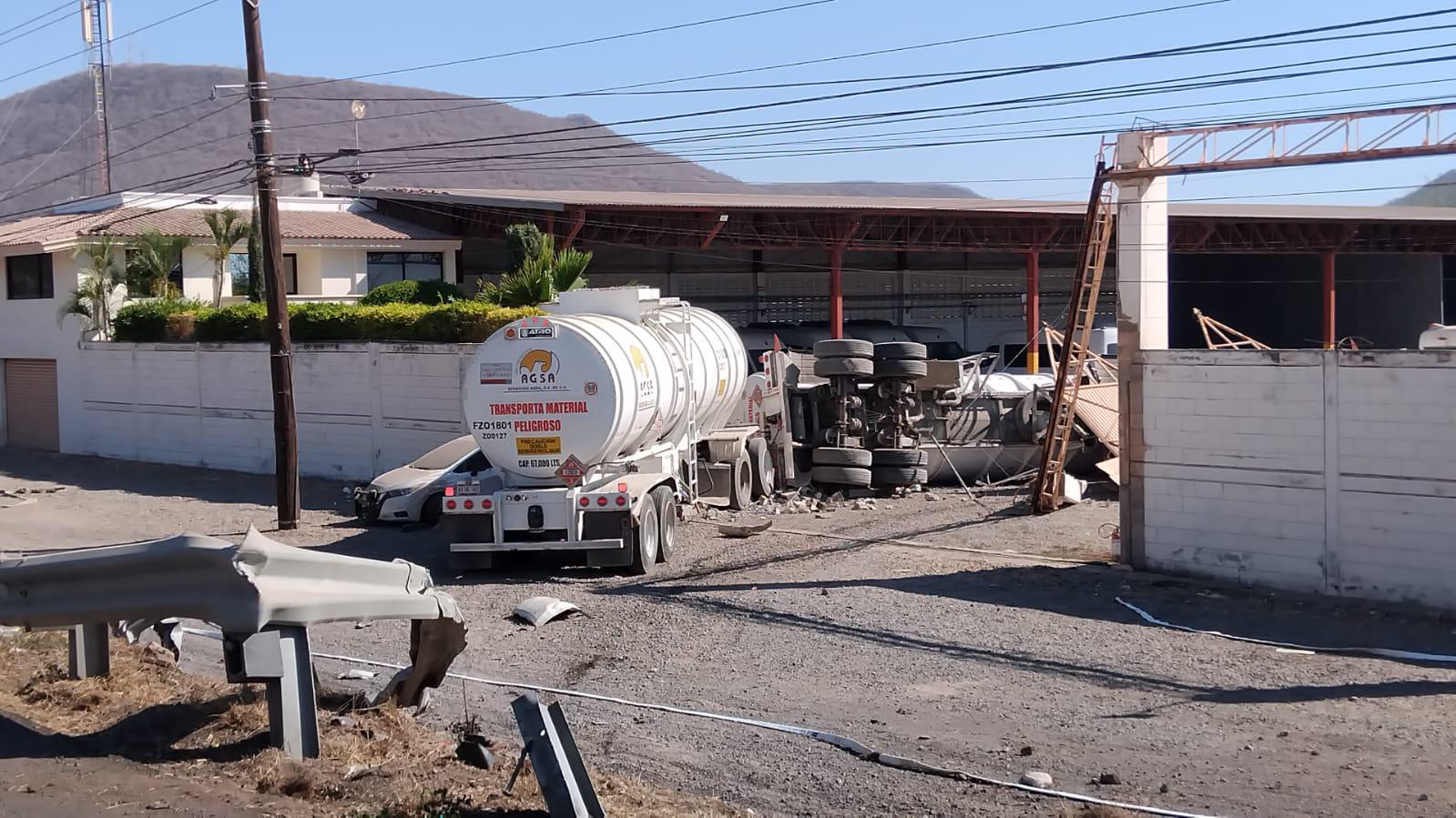 $!Pipa de gasolina vuelca en la Culiacán-Mazatlán: una mujer muerta y dos heridos