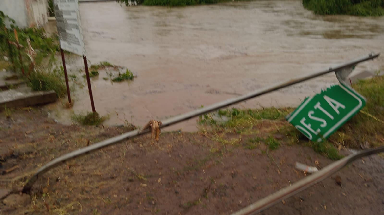 $!Se inundan casas en Villa Juárez por desbordamiento de dren