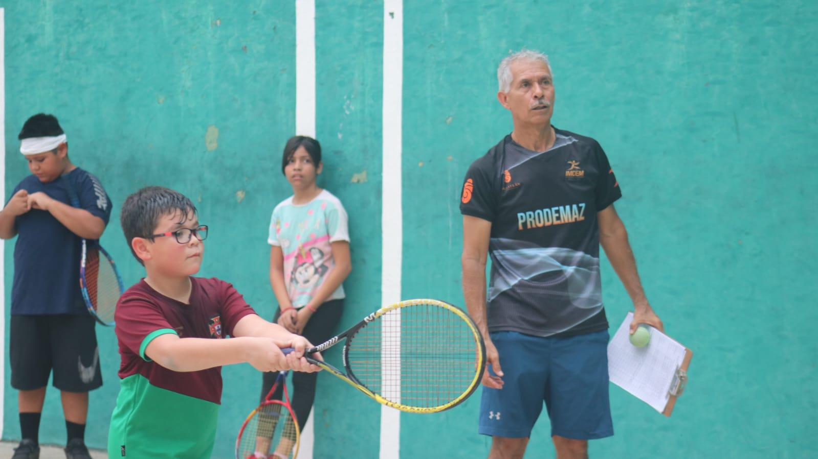 $!Premian a los más destacados de la Escuela Municipal de Frontón