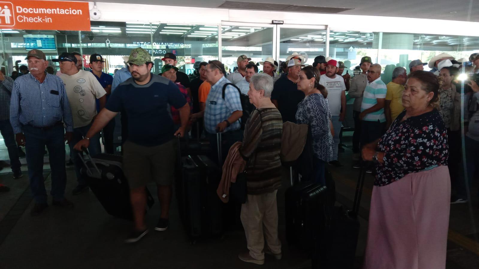 $!Bloqueo de maiceros al aeropuerto afecta 27 vuelos y a 2,500 pasajeros