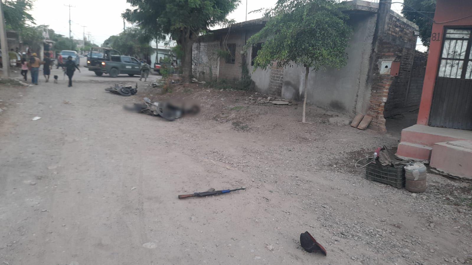 $!Asesinan a dos hombres en Escuinapa; hallan un fusil AK-47 y dos motocicletas en la escena