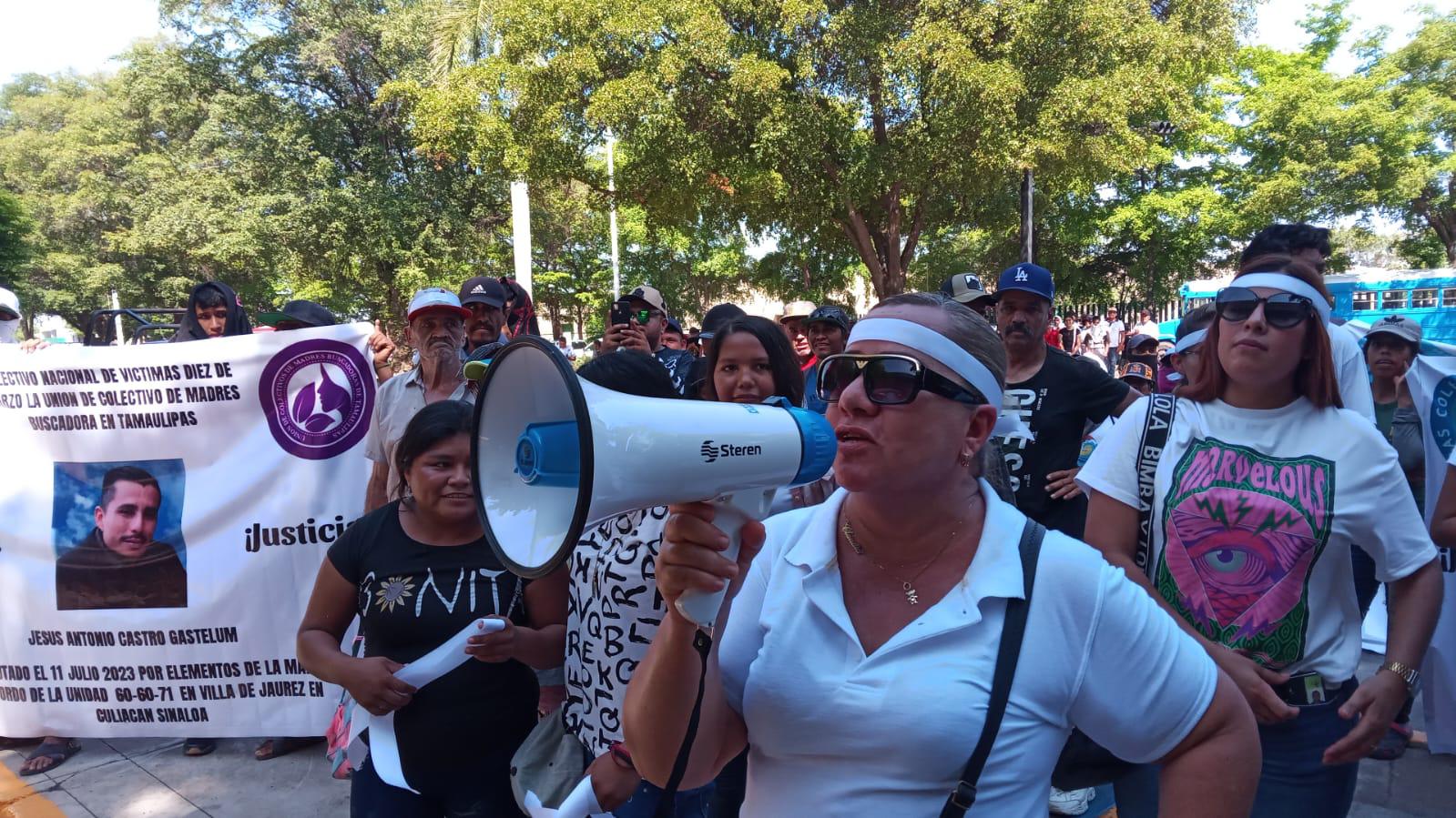 $!Llega a Palacio de Gobierno manifestación por desapariciones forzadas