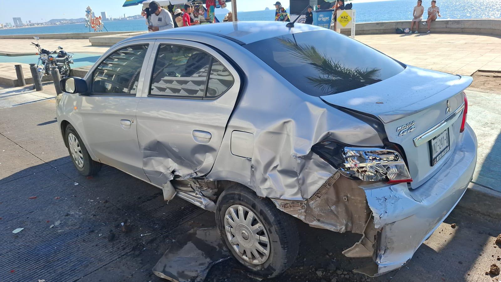 $!Pipa del Ayuntamiento choca contra auto en el malecón de Mazatlán