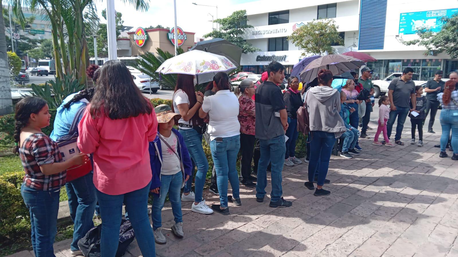 $!Se manifiestan en el Ayuntamiento de Culiacán en reclamo de vivienda