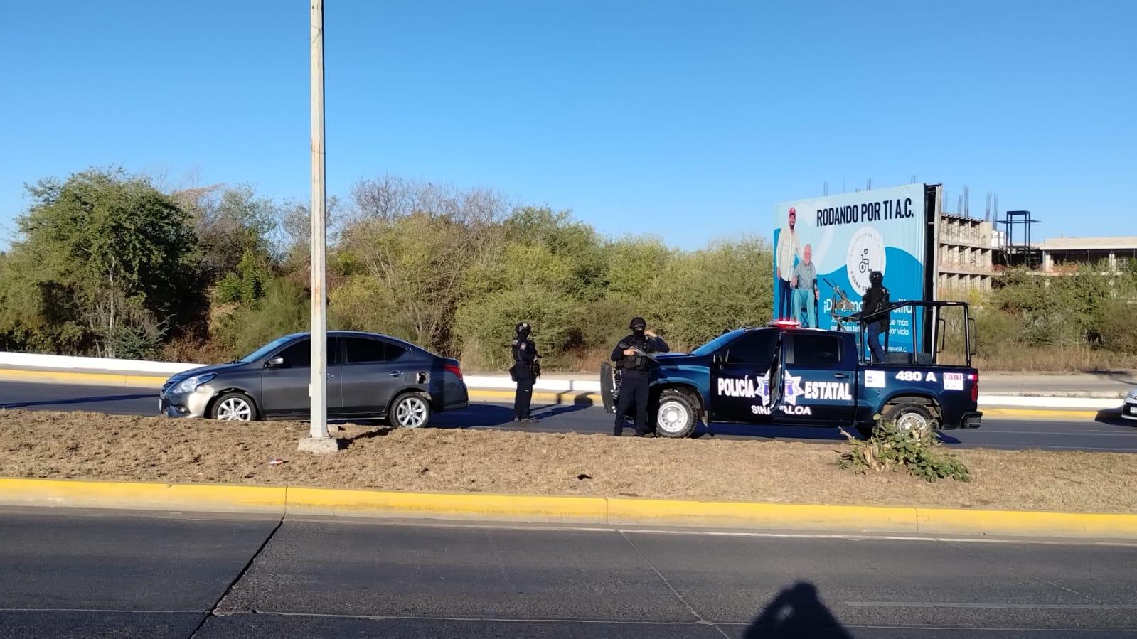 $!Aseguran vehículo abandonado en el sector Isla Musalá, en Culiacán