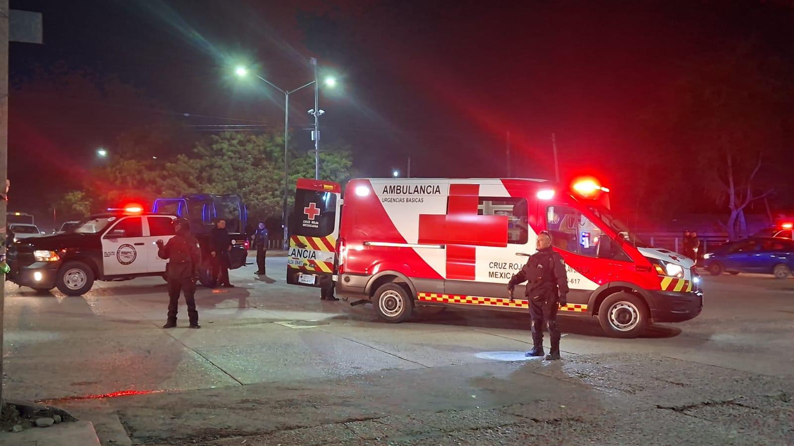 $!Motociclistas balean a una pareja en intento de despojo de un auto en la avenida Jacarandas, en Mazatlán