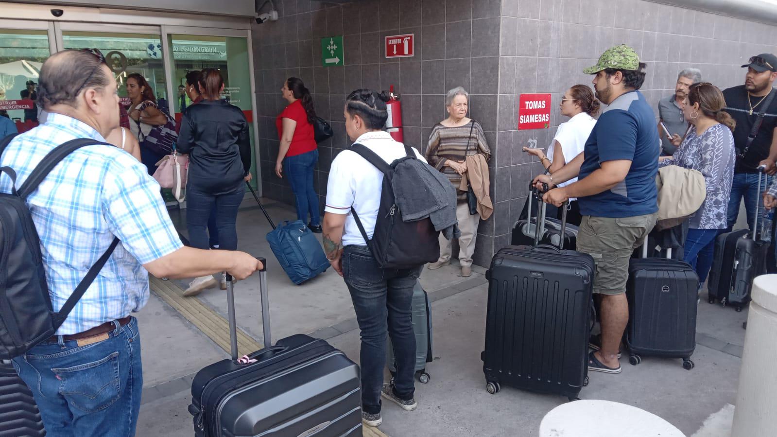 $!Bloqueo de maiceros al aeropuerto afecta 27 vuelos y a 2,500 pasajeros