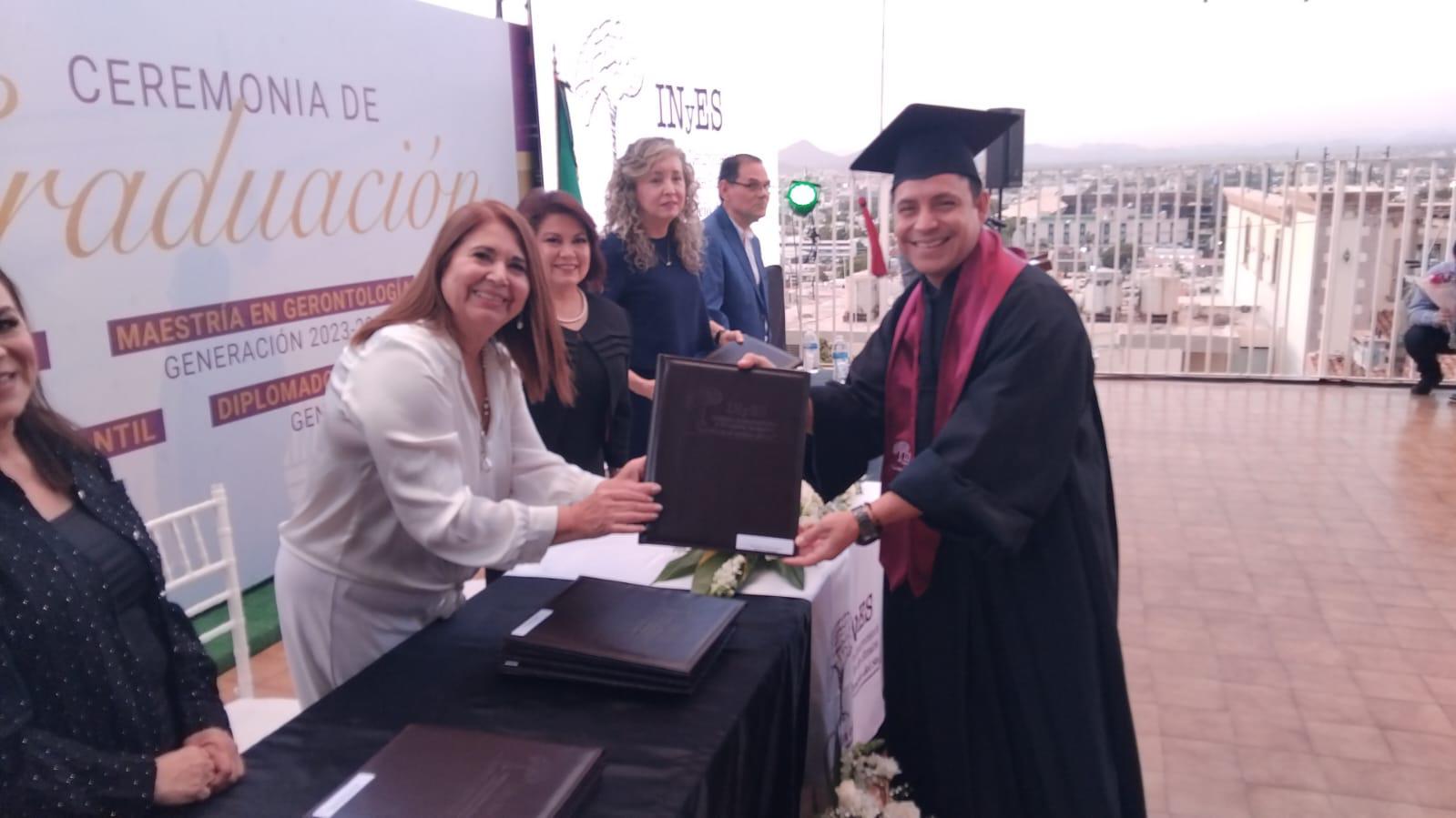 $!Omar Rodrigo Morales Arámburo recibió sus documentos.