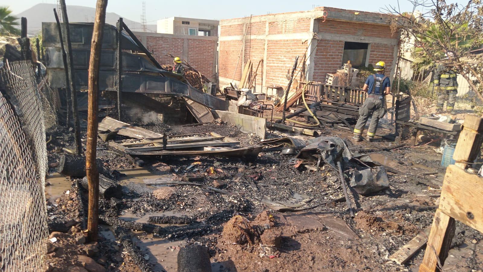 $!Incendio destruye dos viviendas en la Miguel de la Madrid, en Culiacán