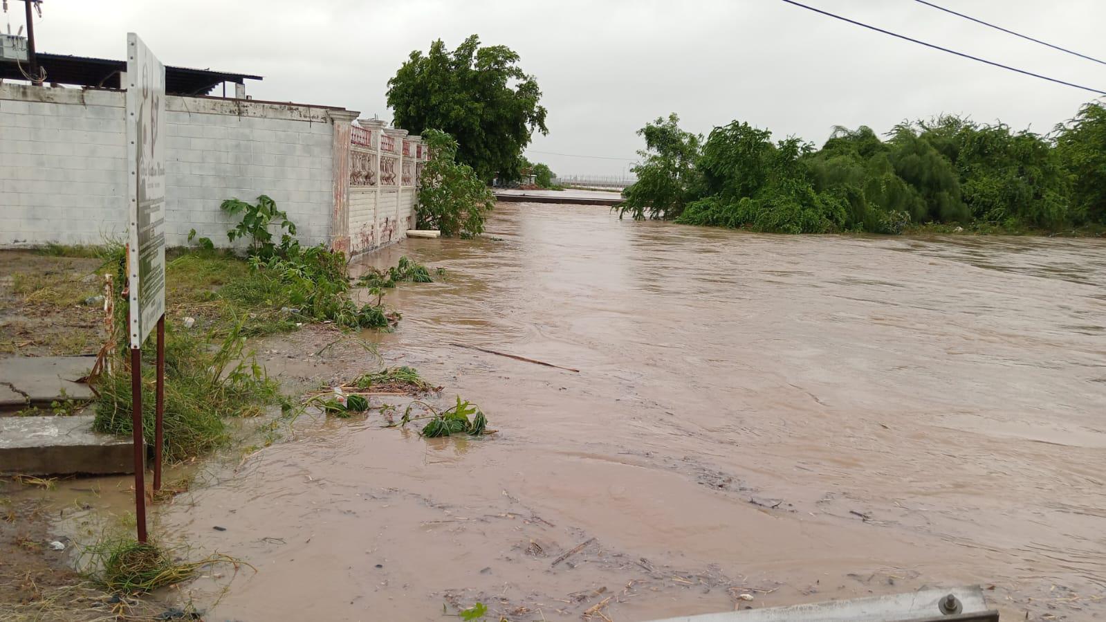 $!Se inundan casas en Villa Juárez por desbordamiento de dren