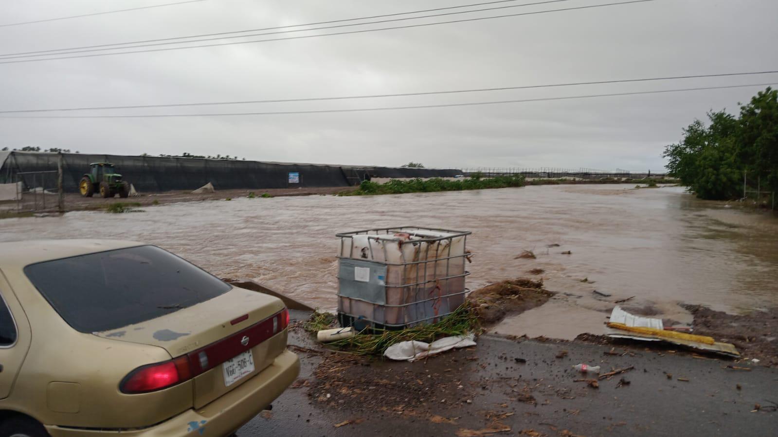 $!Se inundan casas en Villa Juárez por desbordamiento de dren