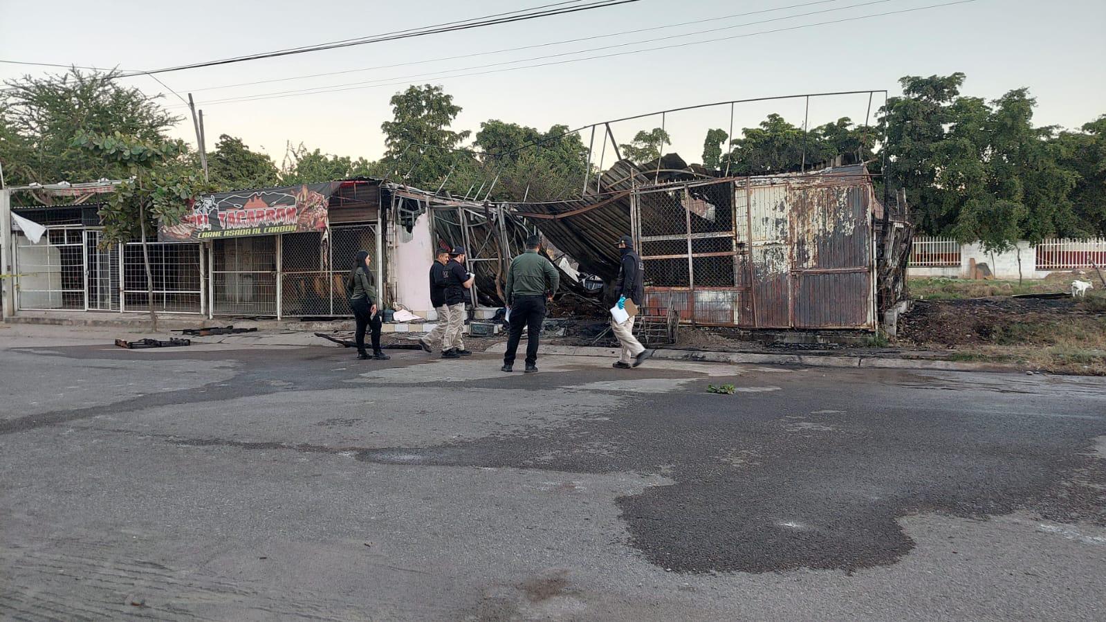 $!Muere persona al incendiarse local de comida en Culiacán