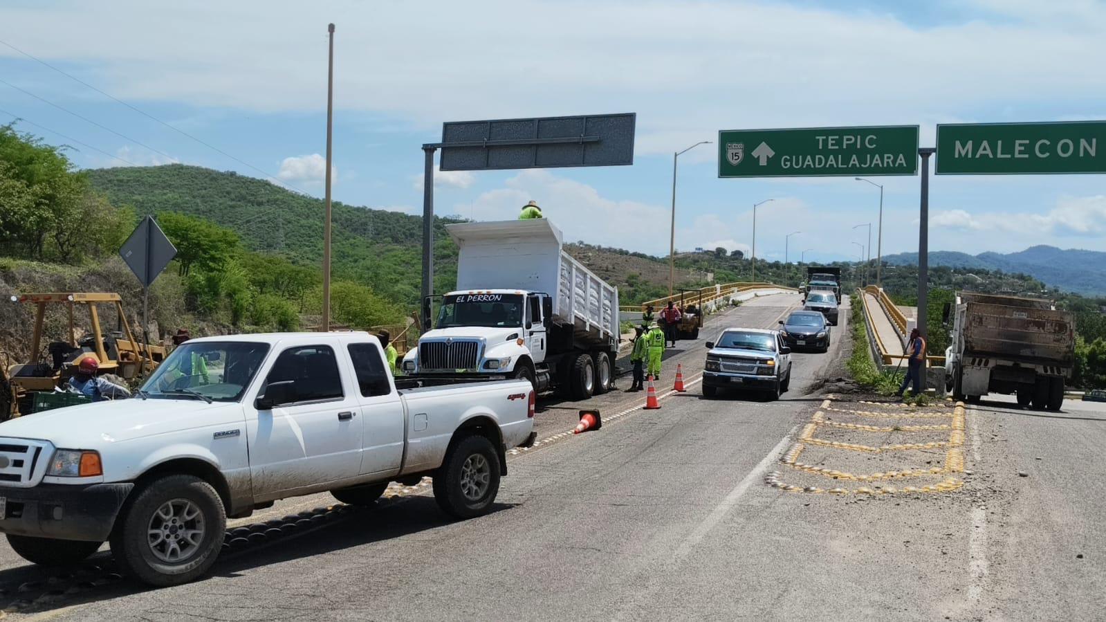 $!Realizan trabajos de bacheo en la México 15 a la altura de Rosario