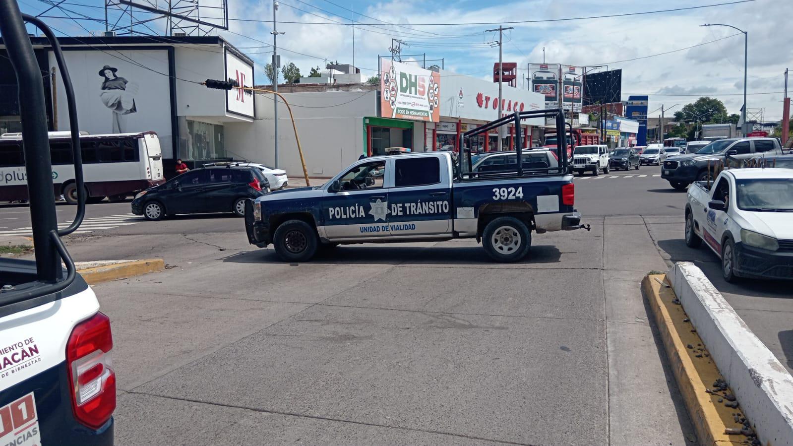$!Cierran el Eje Federalismo en Culiacán por colapso del Emisor Rubí: habilitan rutas alternas