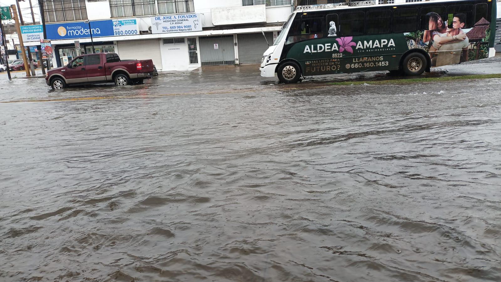 $!Queda bajo el agua el crucero de Juan Carrasco y Gutiérrez Nájera, en Mazatlán