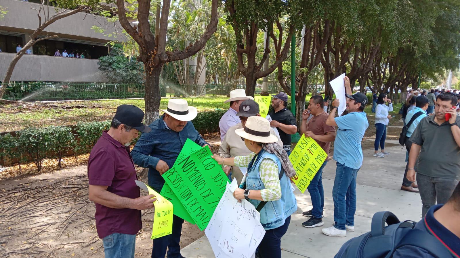 $!Agricultores de Sinaloa llegan al Palacio de Gobierno para exigir precios de garantía