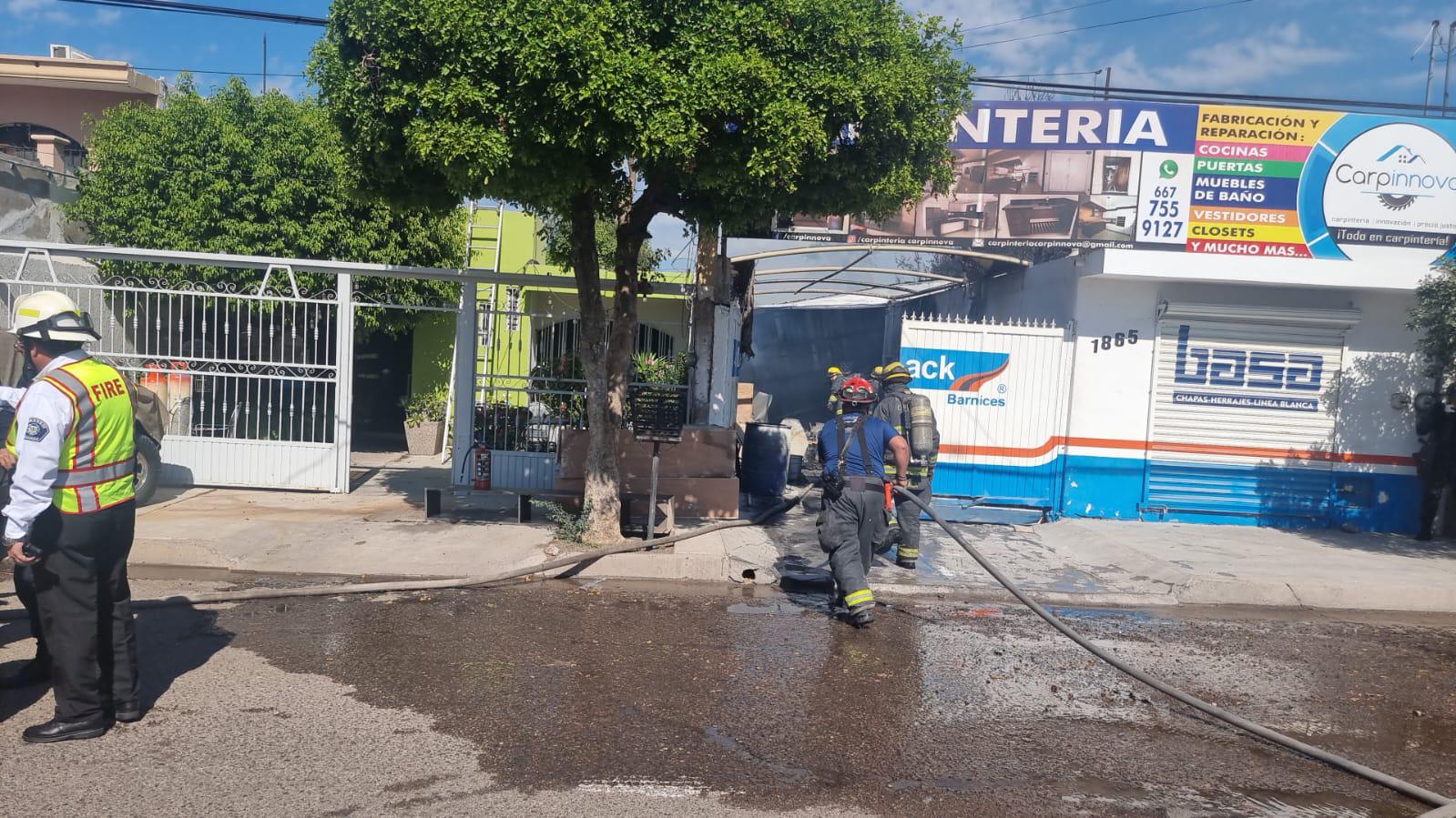 $!Incendio en carpintería provoca desalojo en la Miguel Hidalgo, en Culiacán