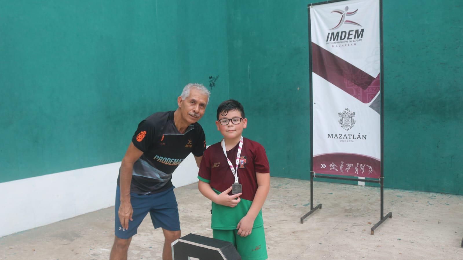 $!Premian a los más destacados de la Escuela Municipal de Frontón