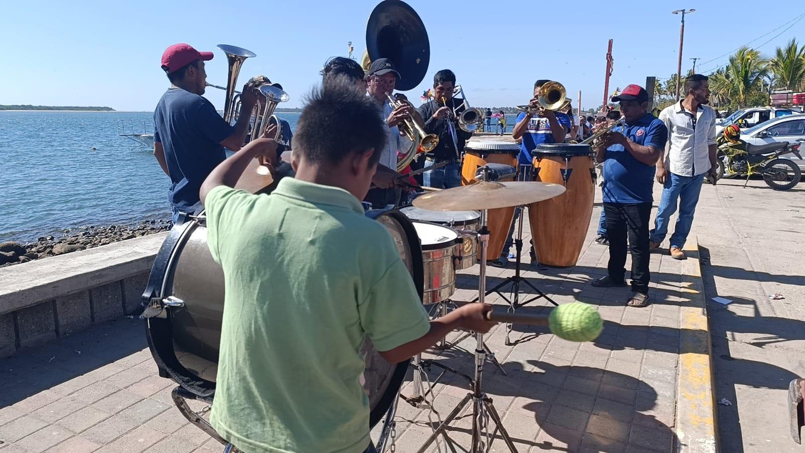 $!Jornaleros y músicos tocan para bañistas en Teacapán, Escuinapa