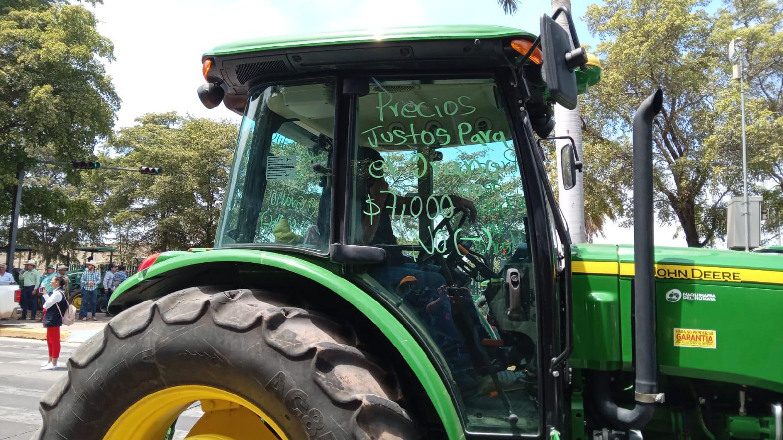 $!Agricultores de Sinaloa llegan al Palacio de Gobierno para exigir precios de garantía