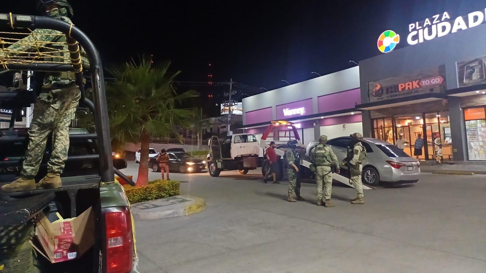 $!Abandonan auto robado y despojan otro en plaza comercial de Culiacán