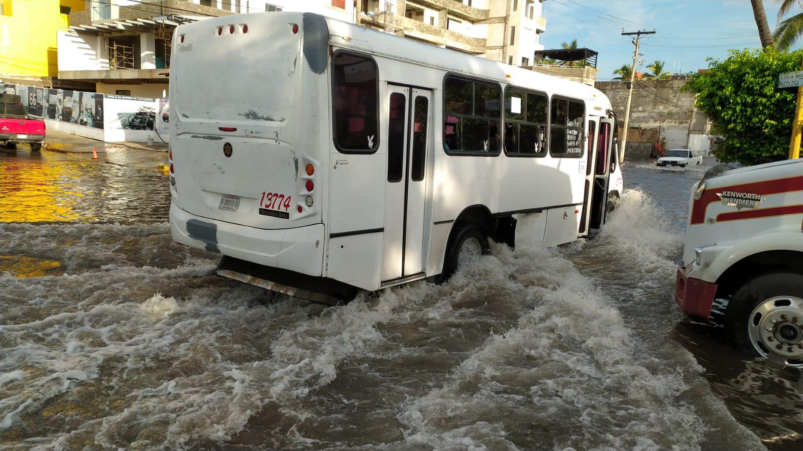 $!En Mazatlán vialidades ‘amanecen’ bajo el agua; llaman a no sacar la basura fuera de horario