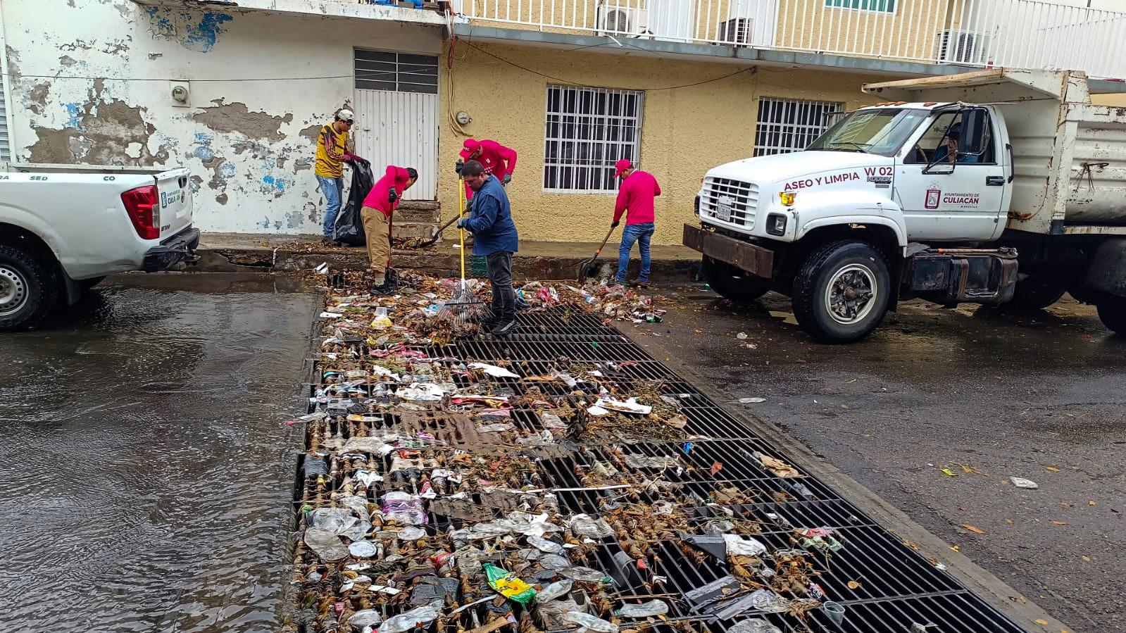 $!Tras lluvias en Culiacán se retiran 1.5 toneladas de basura de rejillas