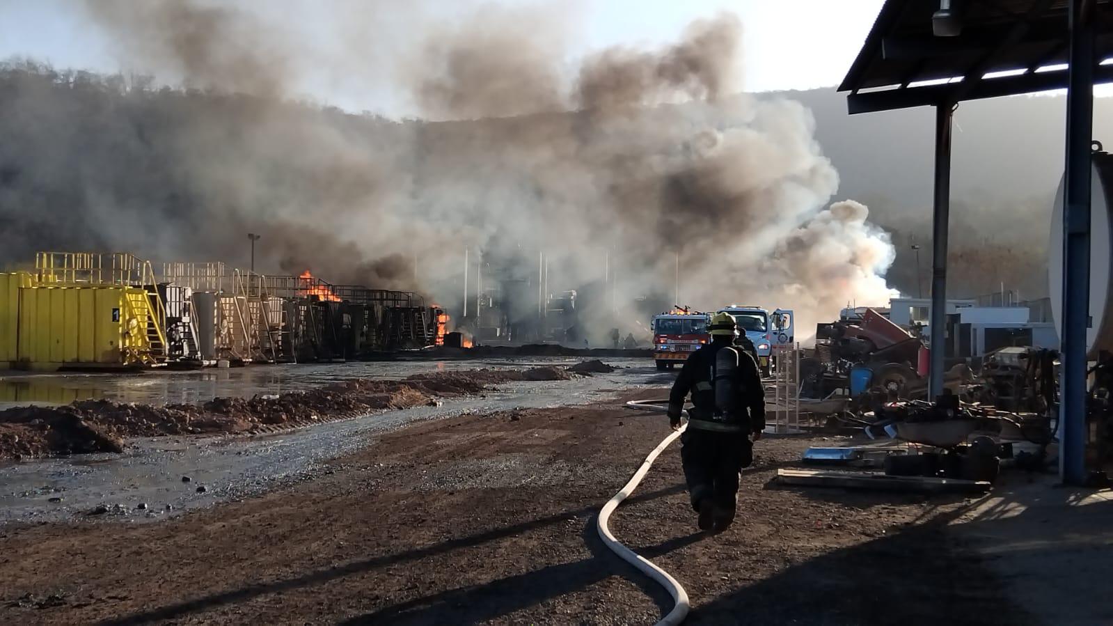 $!Incendio arrasa con contenedores en planta de diésel al sur de Culiacán