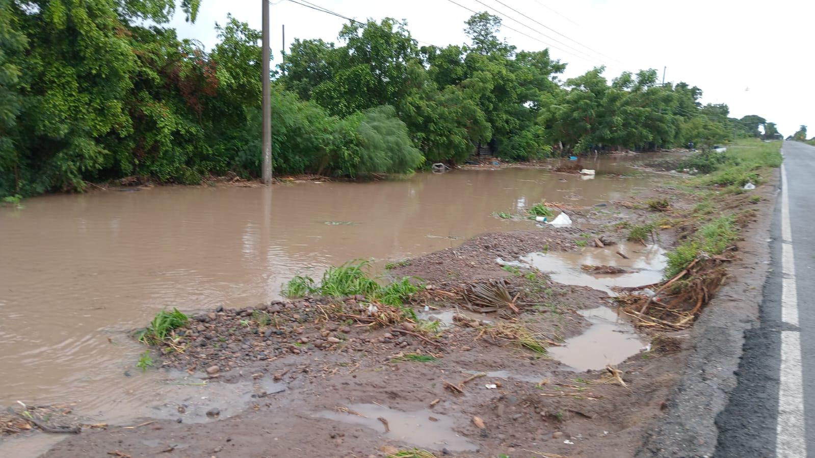 $!Se inundan casas en Villa Juárez por desbordamiento de dren