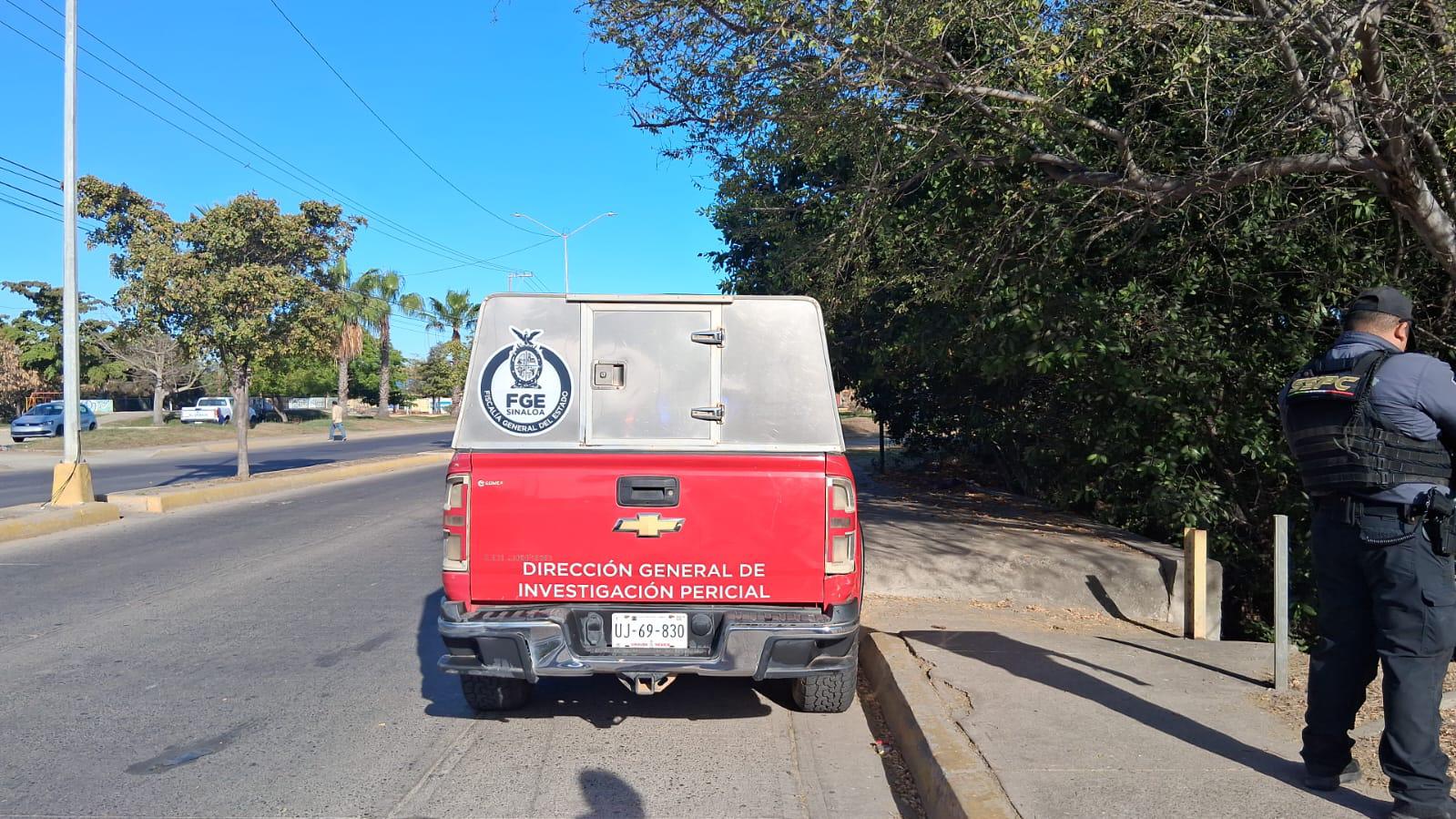 $!Localizan cuerpo sin vida y emplayado en el parque de las avenidas Grijalva y Juan Pablo II, en Mazatlán