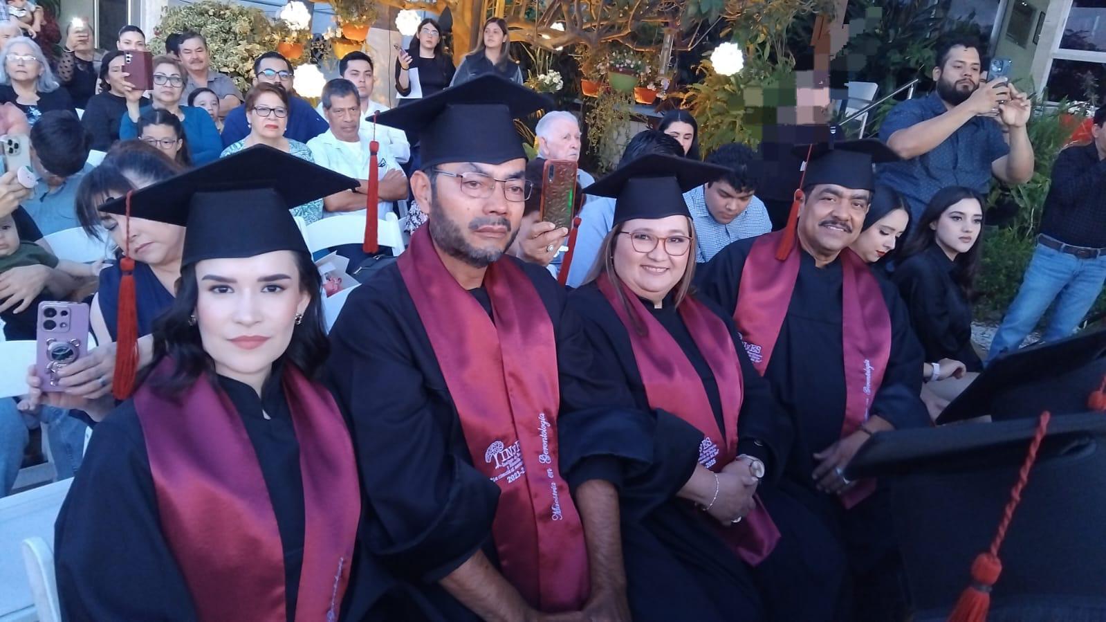 $!Alumnos de la Maestría en Gerontología, durante el acto de graduación.