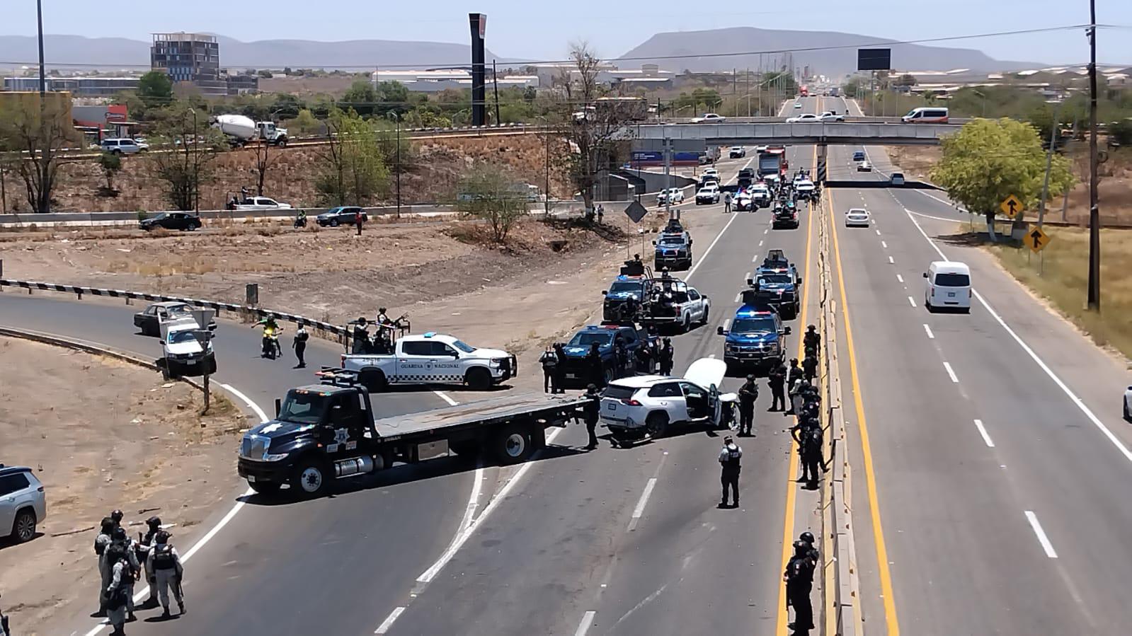 $!Dos vehículos asegurados tras persecución entre civiles y militares en Culiacán