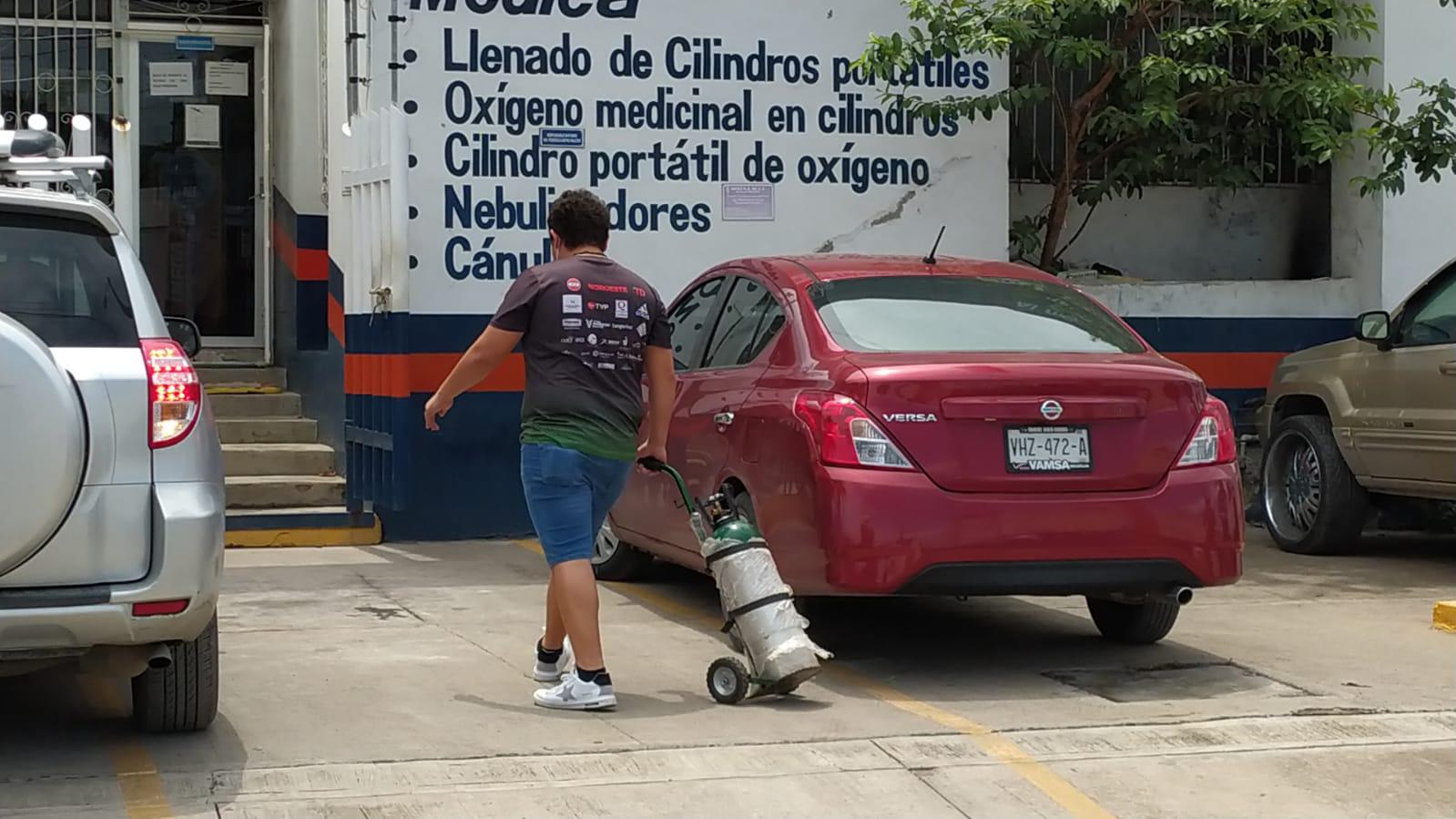 $!Situación con el Covid en Mazatlán hace que empresas rellenen tanques de oxígeno en domingo