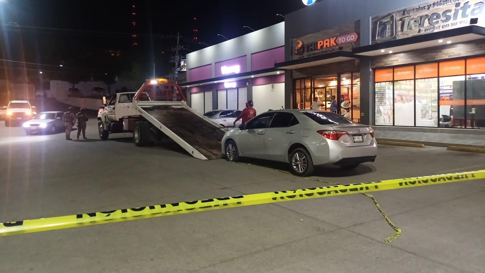 $!Abandonan auto robado y despojan otro en plaza comercial de Culiacán